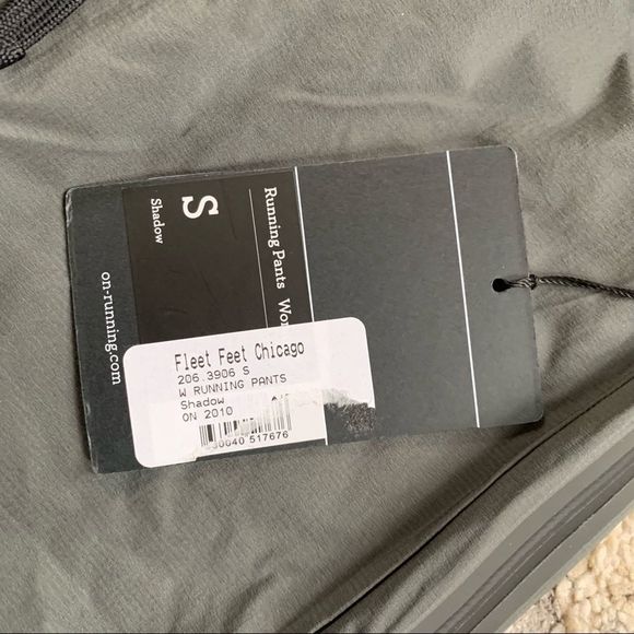 On-running Woman’s Shadow Cold Weather Running Pants Small NWT - Picture 7 of 8